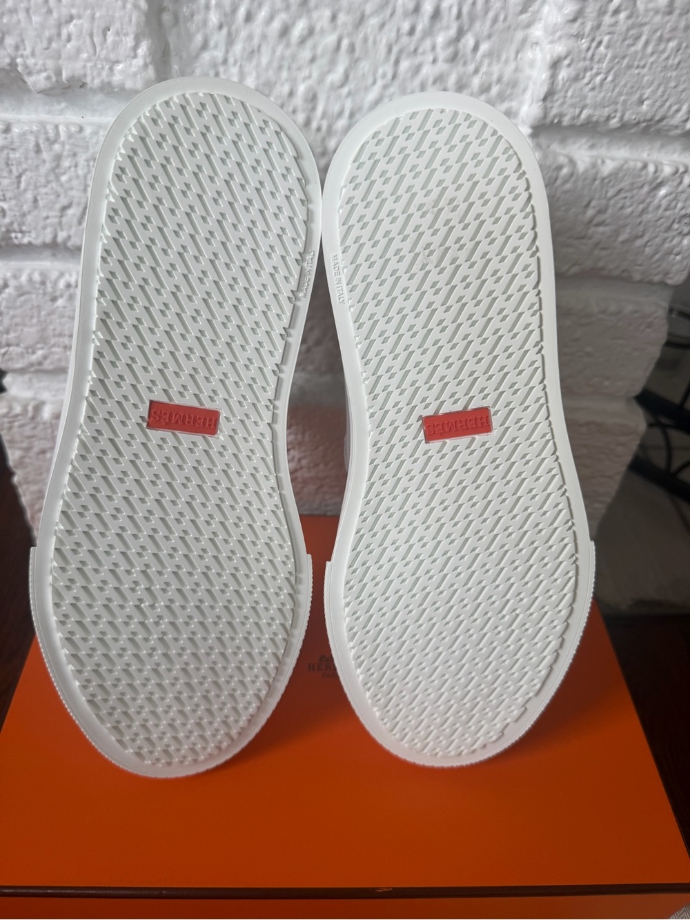 BRAND NEW! Hermes Day Sneaker. White perforated leather. Size: EU 39/US 8.5. - Picture 7 of 14